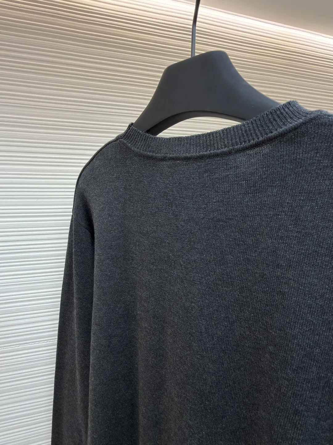 LOUIS VUITTON cuff jacquard cashmere sweater ●Original version: Purchased and developed for 15100 ●Item number: 1681848-A75 ●Fabric: wool blended fabric ●Technology: jacquard knitting ●Color: gray ●Type: fitted version ●Weight: about 370 grams ●Size: S-M-L-XL ●Description: Made of 55% cashmere fabric with 45% cotton. The fabric is soft and comfortable and does not cling to the upper body. The three-dimensional and stylish version can be worn outside or as a base layer. The fabric is washed frequently to fix the pattern and color. The jacquard is made of professional point jacquard on wool looms imported from Germany, and is reproduced from the original 1:1 scanned pattern. This round-neck pullover is made of soft cashmere in trendy tones and features Monogram elements on the ribbed knitted cuffs. It goes well with a variety of looks. The overall wiring is straight and delicate, the fabric is comfortable and soft, and the color is consistent without color difference. It can be matched with the same style to create a fashionable look and control various occasions. Customized accessories, complete with three standards, same style for men and women!